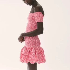 Somrig klänning - Lägger återigen ut denna populära klänningen som är helt slutsåld pga att köparen inte svarade. Vill se vad man skulle kunna köpa klänningen för, budgivningen börjar från 300kr. 