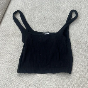 Svart crop top - Denna toppen är i väldigt gott skick och knappt använd. 