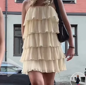 Klänning  - Säljer denna super snygga gula klänningen med massa volanger. Super fin nu i sommar😍