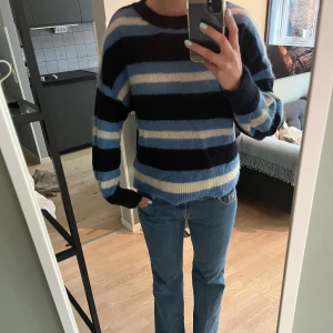 Super fin tröja från HM - Så fin tröja från HM. Perfekt att ha till en kjol nu i sommar. I storlek XS men väldigt overzised. Jag brukar bära M och den sitter så på mig. I mohairMix! Och i fint skick 