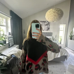 Leopard stickad tröja - Stickad tröja med leopard mönster💛