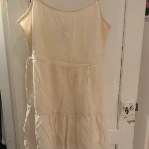 Vit klänning - Säljer min vita klänning från hm i storlek 38 men även 36 kan ha den💕