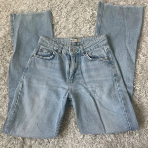 bootcut jeans - säljer dessa blå jeans från Gina. Dom har fransar längst ner vid byxkanten. Mid waist.