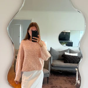  stickad tröja från vero moda - tröjan har en rosa spräcklig färg och är stickad och väldigt mjuk, från vero moda i storlek xs