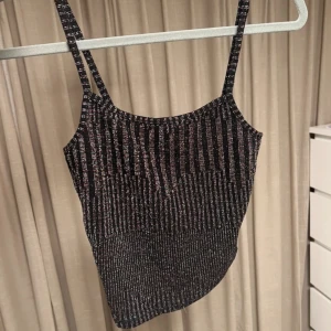 Fest topp  - Glittrig fetst topp från bik bok som aldrig kommit till användning. Storlek xs
