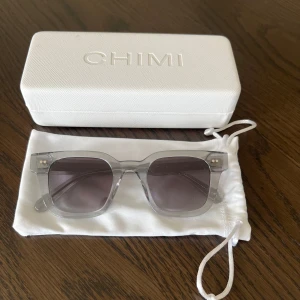 Chimi solglasögon  - Säljer ett par gråa Chimi 04. Använda fåtal gånger och har inga repor på glaset, orginal lådor ingår. Ny pris 1350kr. Köparen står för frakten!