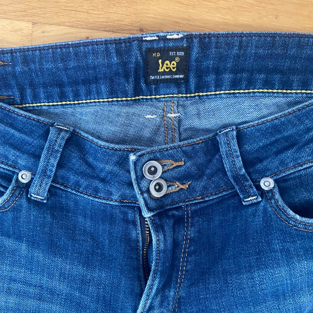 Blåa jeans som är Bootcut och Lågmidjade. Strl S/M. Har använt ett par gånger men de är i bra skick. Pris kan alltid diskuteras!. Jeans & Byxor.