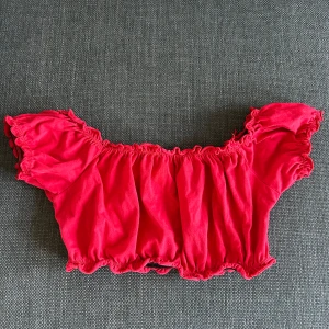 Somrig topp - Super fin Croppad of shoulder topp från Spanien, vet ej märket men är super fin, kommer tyvärr inte till användning hos mig❤️ Storlek XS/S