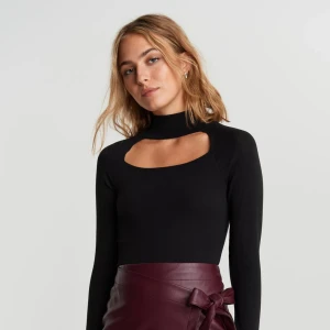 Topp Gina Tricot - Topp i nyskick från Gina Tricot. Har samma i röd och vit. Den vita har prislappen kvar. Använde dessa aldrig. 