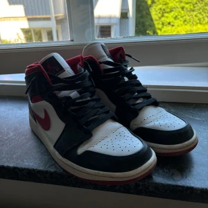 Air Jordans Mid - Air Jordans mid ”gym red” i storlek 44,5  ord pris 1300kr, använda fåtal gånger. Rengörs innan frakt