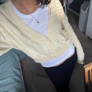 Sommrig kofta - Säljer min kofta i den finaste somrigaste gula färgen. Passar till allt och är perfekt att slänga på sig en svalare sommardag. 