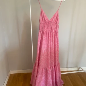Rosa långklänning från HM i zebra-mönster - Rosa långklänning i zebra mönster från HM med prislapp kvar💕 Använd gärna ”köp nu”💕