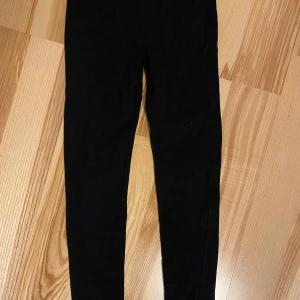 Leggings strl 134 - Begagnat skick. Kolla gärna in mina andra annonser för samfrakt. Jag säljer mycket barnkläder just nu. Katt finns i hemmet (allergivänlig ras).