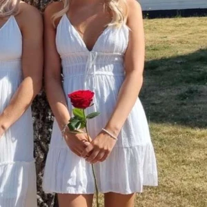 Sommar klänning - Jätte söt sommar klänning❤️❤️säljer pågrund av att jag nog inte kommer använda den. Är 164 som referens på den första bilden hur den skulle sitta❤️den är i bra skick, man kan reglera banden vid ärmarna!