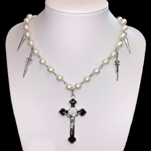 handgjort korshalsband med pärlor🤍 - ett korshalsband gjort med pärlor. kedja helt handgjord🤍 halsbandet är 44 cm långt men går att ställa in mellan 40-44cm! korset är 5cm långt. 