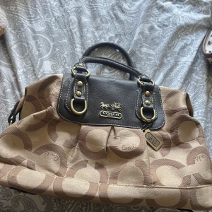 Väska - I bra skick. Pris kan diskuteras vid snabb affär.