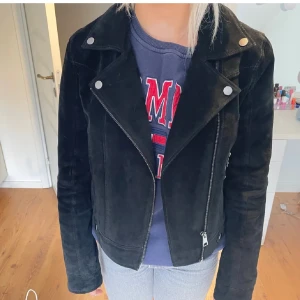 mocka jacka  - Äkta mocka köpt för 1000 på vero Moda! Knappt använd! Nyskick🩷