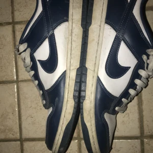 Nike dunks blå - Säljer min dunks eftersom de änvande inte  Sick 9/10 nästan helt nya. Ny pris 2200 Priset kan diskuteras  