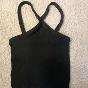 Ribbad topp - En jättefin top som kan användas både till vardagen eller fest ❤️🎀. Använd 3 gånger, är som ny. Storlek xs men passar även S. Säljer pga inte min stil❤️