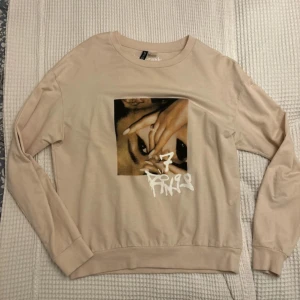 ariana grande 7 rings merch - super söt!! aldrig någonsin använd 🤍 köpt flera år sedan ✨för fler bilder eller några frågor skicka ett meddelande 🌙