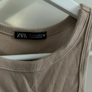 Zara linne - Ett skit snyggt och skönt beiget zara linne! Går ej att köpa längre. Limmet haf inga defekter alls! Linnet är i storlek L men den sitter mer som s/m! 