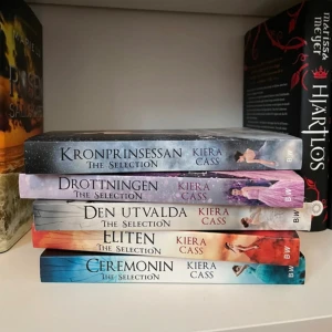 The Selection serien!! 💗 - The Selection serien av Kiera Cass, (5 böcker. Böckerna är på svenska i pocket- format! ❣️ De tre första böckerna i serien är endast lästa en gång, medan de resterande två är olästa 🥰