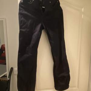 Svarta jeans modell Rowe från Weekday Knappt använda Strl 26/32