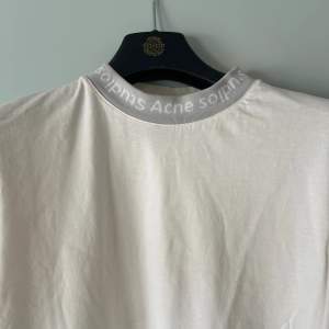 Oversized T-shirt från Acne studios i mycket fint skick.  Passform likt som på tredje bilden.  Oversized storlek M.  100% bomull Nypris ca 2000kr