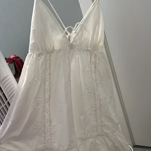 Klänning  - Klänning från Zara storlek XS. Använd 1 gång, lite skrynklig men annars inget fel. Perfekta sommar klänningen.   Betalning sker via Swish 🌸