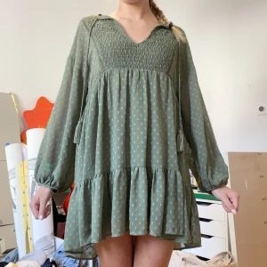 Zara klänning  - Grön volang klänning från Zara 
