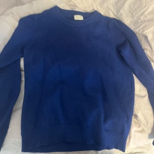 Stickad tröja - Säljer min favo tröja från vila i stl xs. Den är sparsamt använd och väldigt fint skicka. Varken nopprig eller något slitage. Med andra ord som ny. 💗💗