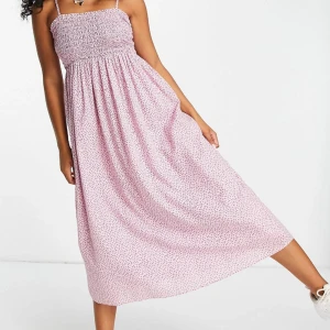 Other stories klänning - Ljusrosa medellångklänning från Other stories💕(Klänningen ser mörkare ut på de sista två bilderna än vad den är i verkligheten) Den är i nyskick då den knappt är använd. Liten i storleken, så passar som xs/s fast det är en M. Nypris: 849 kr, nu 250 ❤️