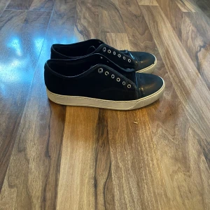 Lanvin Cap toe - Okej Skick 6/10 - Slitage i mockan , undersulan är rätt använd - se bild. Boxen har en del slitage , samt snörena. Skriv till mig om ni undrar något eller bara vill ha flera detailjer om varan. Meddela gärna innan ni köper!