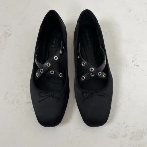 BALLERINA SKOR - Ballerinaskor 🥿 i storlek 41, skulle säga att de passar 40-42. Sjukt coola & perfekta nu till sommaren!