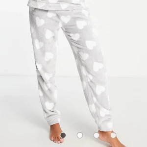 Pyjamasbyxor  - Gråa fleece pyjamas byxor med hjärtan,fickor, och knyte från newyorker i gott/nytt skick storlek 34