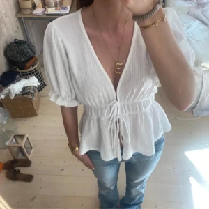 Gina Tricot blus - (Lånad bild) denna blus från Gina Tricot fast i mintgrön! I nyskick. 