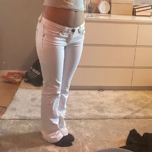Vita jeans - Snygga jeans inte fått mycket användning av de så därav säljer jag de nu