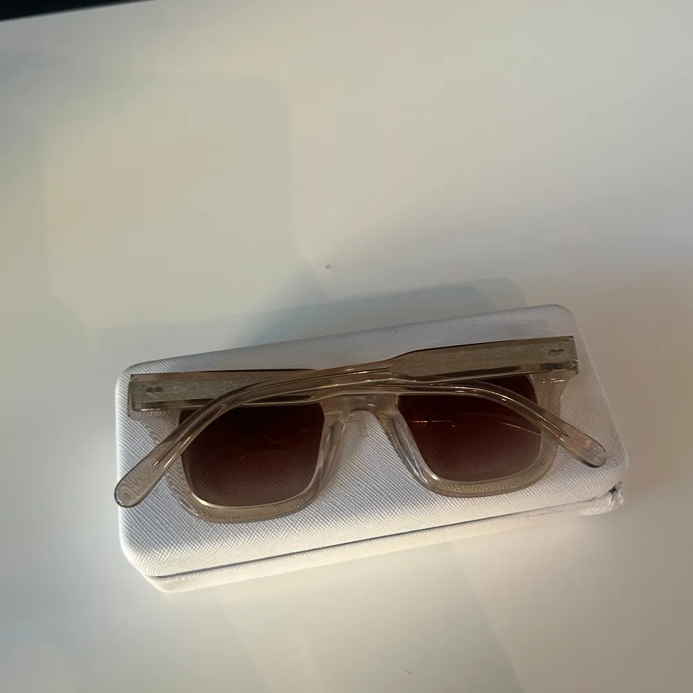 Säljer mina skit snygga solglasögon ifrån Chimi pga att de inte kommer till användning. Glasögonen är från Chimi i modellen 04, färg Ecru. Glasögonen har inga skador, i princip som nya. Låda tillkommer, dock lite smutsig och söndrig (syns på bild 4).. Övrigt.
