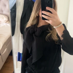 ganni blus - säljer denna blus från ganni, som man kan knyta lite som man vill (går även att ta bort). Köptes för 2000kr❤️ pris går att diskutera