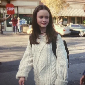 Kabelstickad tröja  - En fin kabelstickad tröja lik den Rory hade i Gilmore Girls💗 Skriv för mer bilder 