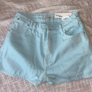 Turkosa shorts🦋 - 34/ xs, skit snygga, aldrig använda då prislappen är kvar. 