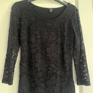 Svart spets topp - Säljer min svarta spets tröja från NewYorker. Den har spets både fram och på armarna men inte bak.  Sann till storlek  Använd ett fåtal gånger ☺️