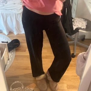 Lågmidjade träningsbyxor  - Fina lågmidjade träningsbyxor med raka ben. Från SOC i stl Xs men passar även S pga stretchiga. Br i längden för nån som är 168 eller kortare. Skriv privat för fler frågor eller bilder! 💕