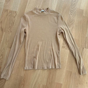 Långärmad tunn tröja - Långärmad tunn tröja i ribbad material, mörkare beige färg 🤍