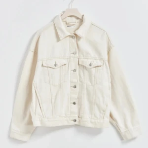 loose denim jacket - loose denim jacket från gina Tricot passade tyvärr inte mig. Helt ny med prislapp kvar. Nypris 599