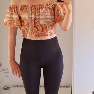 Så snygg offschoulder topp, sommartopp, strand-vibe, boho, paisley strl S  - Knappt använd, mycket bra skick. Missa inte mina andra annonser 🩷