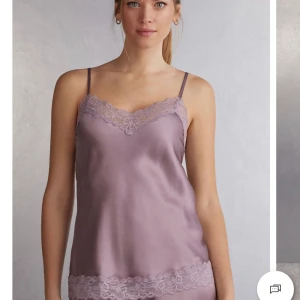 Intimissimi linne - Helt ny topp i sidan och spets helt oanvänd med läpp kvar. Jag säljare denna då jag fick den som present gillade inte färgen den kostade 550kr. Säljer den för 470kr för den helt ny oanvänd läpp kvar exakt samma som man kunde köpa i butik.