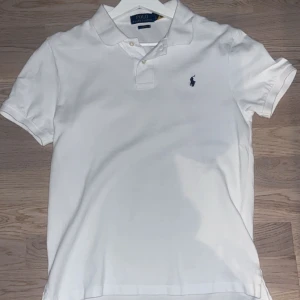 POLO RALPH LAUREN - Säljer en riktigt snygg raffe piké i strl XL barn slim fit sitter som en XS, skulle säga att den passar folk mellan 170-175. Säljs i inprincip nyskick inga märken eller fläckar. Nypris 1000 mitt pris 500. 