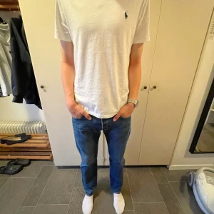 Levi’s 501 jeans  - Säljer nu dessa Levi’s 501er då jag inte andvänder dem. Storlek W31/L32. Sitter perfekt på mig som är 184cm och 70kg. Skick är 9.5/10 och inga defekter. Modell=Straight. Pris kan gå ner vid snabbt köp😁