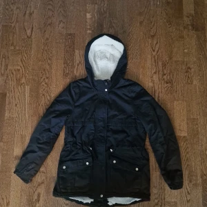 Fodrad Jacka - Säljer min gamla jacka. Den är fodrad och kommer hålla dig jättevarm. Den är i storlek 40. Vid snabb affär släpper jag Den för 199:-